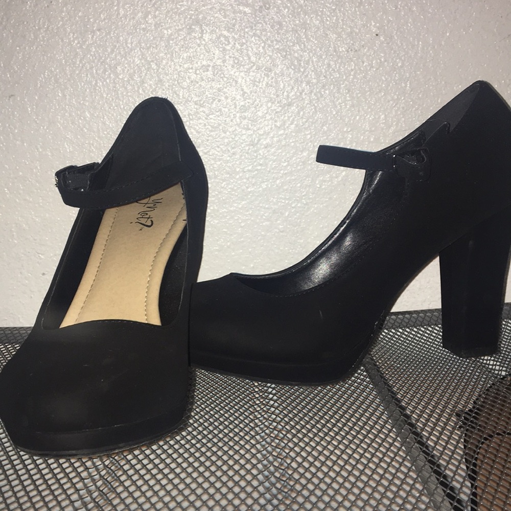 Black heels - Picture 2 of 3